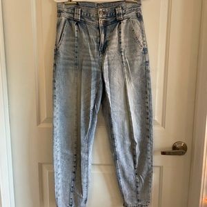 American Eagle light wash mom jeans size 2